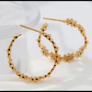 NEW 18K Gold Plated Daisy Flower Round Hoop Earrings